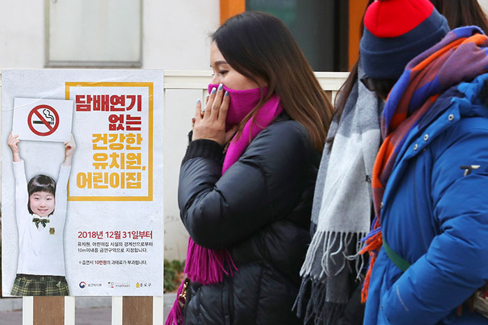 서울시내 어린이집과 유치원 반경 10m 이내 구역을 금연구역으로 지정하는 방안이 추진된다.