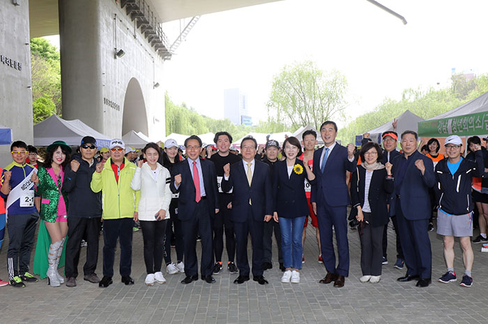 강남구(구청장 정순균)는 27일 오후 3시 대치동 양재천에서 제12회 강남구청장배 육상대회를 열었다.  