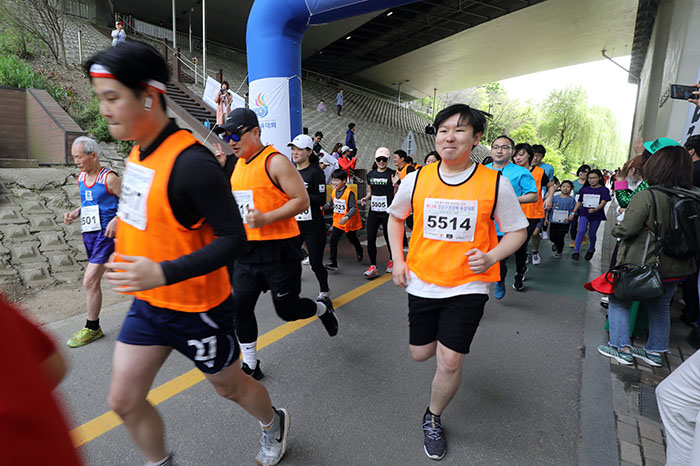 강남구(구청장 정순균)는 27일 오후 3시 대치동 양재천에서 제12회 강남구청장배 육상대회를 열었다.  