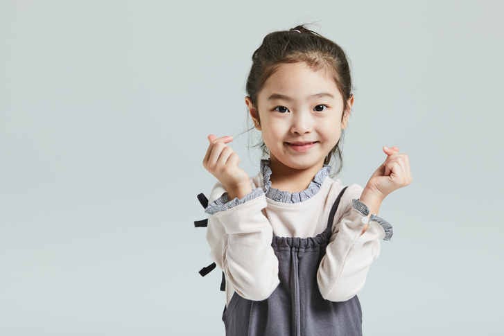  강남구(구청장 정순균)가 지난해 관내 거주하고 있는 18세 미만 아동과 부모, 관계자 등 1600여명을 대상으로 아동종합실태조사를 추진한 결과, 아동과 학부모 모두 학업 부담으로부터 벗어나 행복감 제고를 위한 방안이 필요한 것으로 나타났다.    구가 지난해 9월 20일부터 10월 10일까지 유니세프 아동친화도시 조성사업의 일환으로 18세 미만 아동 8만4623명 중 표본 추출한 1000여명과 보호자, 아동관계자 600여명 등을 대상으로 실태조사를 실시한 결과 이 같이 조사됐다. 조사 내용은 ▲놀이와 여가 ▲참여와 시민권 ▲안전과 보호 ▲보건과 사회서비스 ▲교육환경 ▲가정생활환경 등 6가지 일상에 대한 아동의 욕구다.  눈에 띄는 점은 강남구 내 놀이시설과 장소 등은 잘 형성돼 있으나 장애아동의 이용편의성은 낮은 것으로 조사됐다. 또 인터넷 등 각종 매체를 통한 지역사회 정보 접근성을 높았지만 아동과 부모, 전문가 등이 지역사회에서 참여할 기회는 낮다고 평가됐다. 이와 함께 약물에 대한 안정성, 건강검진·(응급)진료, 예방접종 등 사회보건서비스와 출생신고 편의성은 높았으나 지역사회 돌봄 자원 및 정신건강 서비스는 낮은 것으로 나타났다.   아울러 지역사회, 삶의 질, 행복감에 대한 만족도는 초등학생>중학생>고등학생>학교(가정) 밖, 취약계층 아동 순으로 나타났다. 이와 관련, 전문가들은 연령이 높아질수록 전반적인 만족도가 낮아지고 있어 중고등학생을 비롯해 취약계층 아동에 대한 관심이 필요하다고 진단했다. 