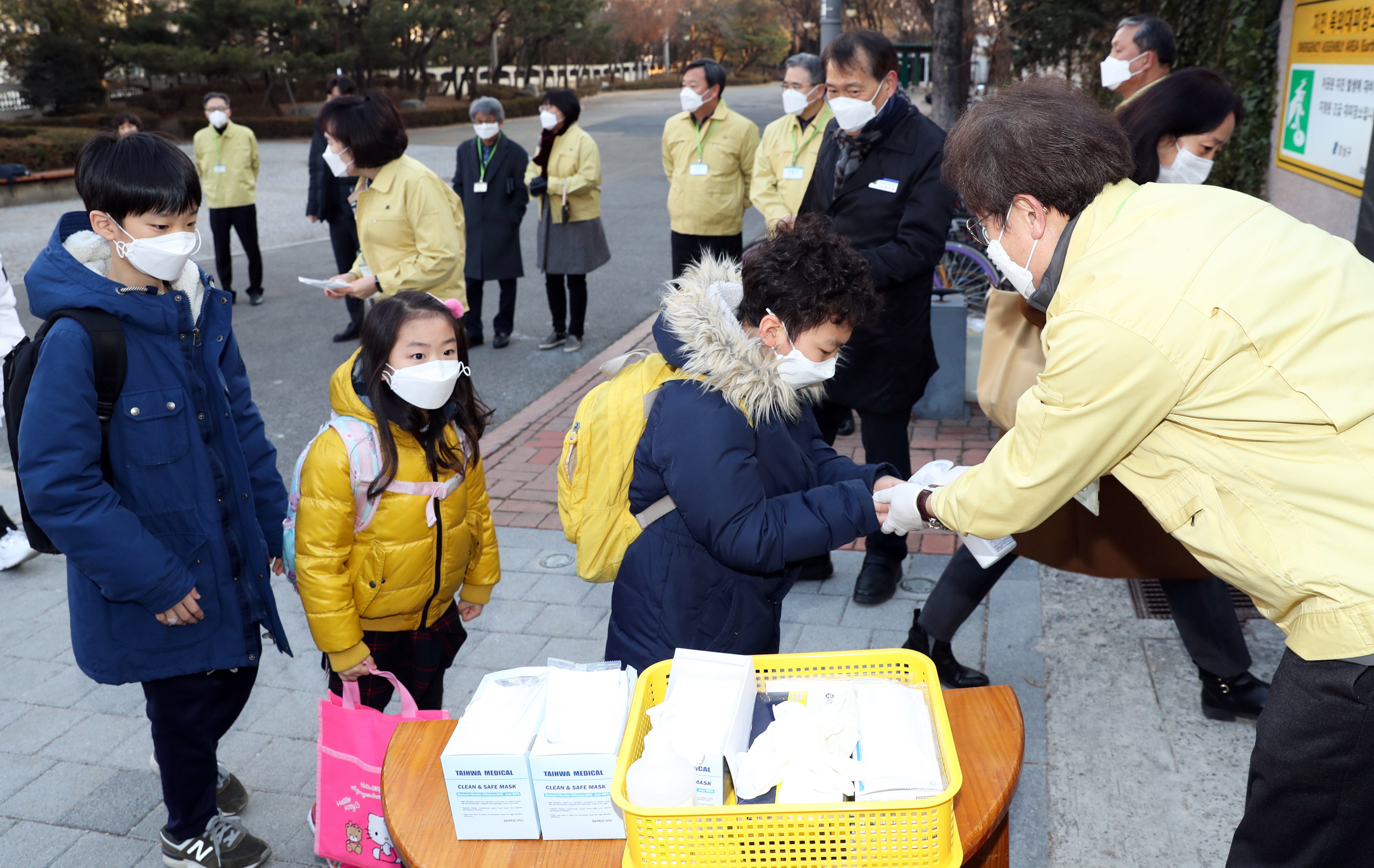 조희연 서울시교육감은 3일 신종 코로나 바이러스 감염증(우한폐렴) 관련 “확진자 동선에 따라 (학교) 휴업에 들어가야 하는 ‘국지적 휴업’의 경우 학교와 협의해 적극 고려하겠다”고 말했다.  조 교육감은 이날 오전 서울 강남구 봉은초등학교를 찾아 이 같이 말했다. 봉은초는 당초 지난달 31일이었던 개학을 연기했다가 3일 문을 열었다.  조 교육감은 휴업 계획을 묻는 취재진의 질문에 “국가적, 지역 전체가 휴업에 들어가는 방향도 있는데 그것은 교육부, 보건복지부에서 적절히 결정해 줄 것”이라고 말했다.  이어 “지역 단위 수준에서 또는 국지적 휴업을 하는 경우에 있어서는 적극적으로 고민하고 학교와 협의해 교육부에 건의하고자 한다”고 밝혔다.  또 “교육부와 수시로 협의하고 있다”며 “조금 더 적극적으로 휴업조치를 탄력적으로 운영하는 방안을 교육부가 고민하고 있다”고 전했다.  조 교육감은 “학부모들이 많이 불안해하고 계신데 공직자, 질병관리본부 등 각자의 자리에서 최선을 다하고 있다”며 “최선을 다하고 있다는 신뢰를 가지고 국가적 위기를 극복해 나가면 좋겠다”고 말했다.   조 교육감은 이날 오전 8시부터 봉은초 정문에서 등교하는 학생들에게 마스크를 나눠주고, 한상윤 봉은초 교장과 강남서초교육지원청 관계자들에게 학교의 예방 활동을 확인했다.  오전 8시10분께부터 세 명에서 다섯 명씩 무리 지어 등교하는 학생들은 대부분 마스크를 끼고 있었다. 간혹 마스크를 끼지 않은 학생에게 조 교육감은 “마스크 써야지”라며 씌워주기도 했다. 손을 내밀게 해 분사형 손세정제를 뿌려주기도 했다.  봉은초는 이날 학생들의 체온을 측정(이마)하고, 열이 있는 학생의 경우 보다 정밀한 체온측정기(귀)로 상태를 확인했다. 한상윤 봉은초 교장은 “마스크 200개, 손세정제 5개를 구비했다”며 “더 많은 예방물품을 준비해 대응하고 있다”고 밝혔다.  예방활동을 지켜보던 이 학교 2학년 학생 어머니 최모(30대)씨는 “직접 확진자를 접한 사람이 아닌 2~3차 감염이 나타나고 있는데, 체온 측정만으로 충분할지 불안하다”며 “방학 중 해외 활동을 하는 아이들이 많을 텐데 휴업을 해야 안심할 것 같다”고 말했다.