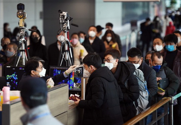 우한 폐렴(신종 코로나바이러스 감염증) 공포가 확산하는 가운데 29일 인천국제공항 제1터미널 입국장에서 중국 텐진에서 입국하는 승객들이 검역을 받고 있다.