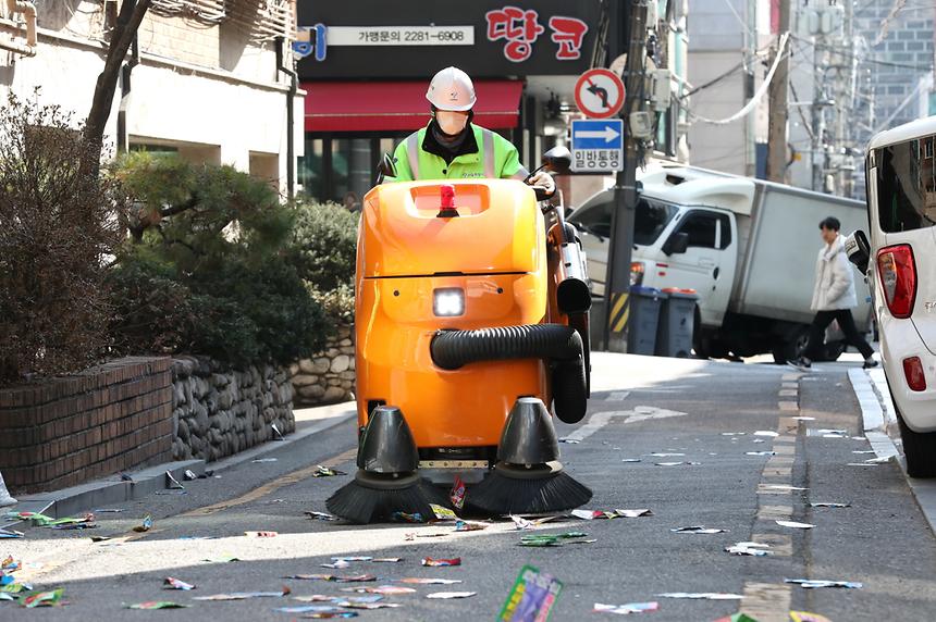 청결하고 쾌적한 강남 만든다...친환경 노면청소기 - 2