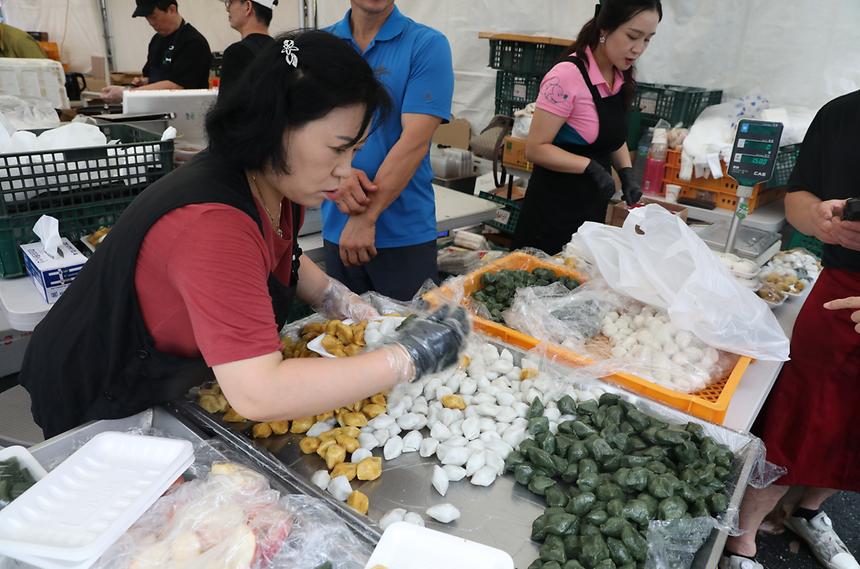 ‘추석맞이 농축수산물직거래 장터’ 성황 - 3