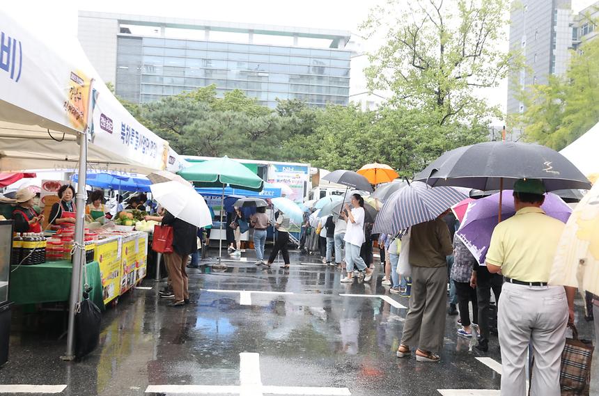 ‘추석맞이 농축수산물직거래 장터’ 성황 - 1