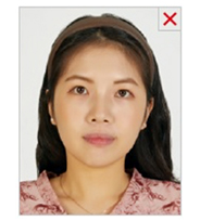 여권사진 미적합 예시(머리띠가 정수리를 가림, 흰색 배경색이 아님, 열굴 각도)