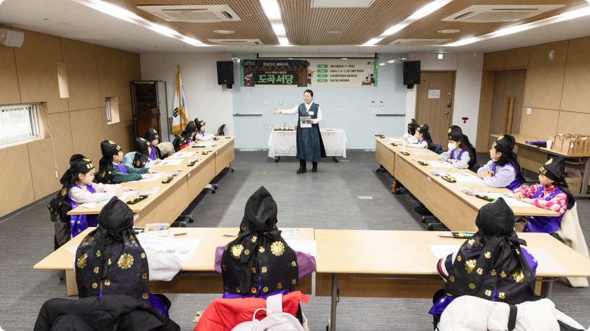 도곡1동 주민센터에서 열린 도곡서당. 대학(大學)의 첫 문장을 배우고 있는 참가자들.