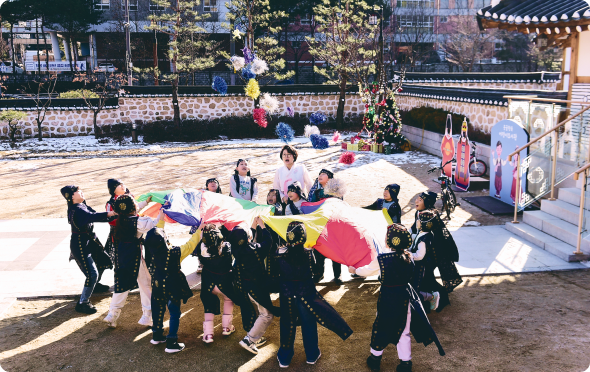 못골서당에 참가한 어린이들이 판제기놀이(좌)와 투호놀이(우)를 체험하며 즐거워하는 모습. 