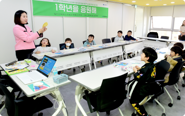 참가자들이 감정 빙고 카드를 작성하고 있다.