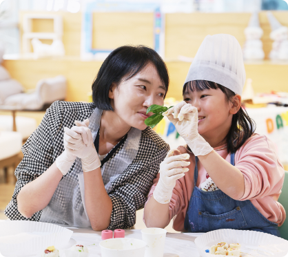 재료의 향을 맡으며 다정한 모습을 보이는 참가자들