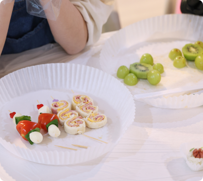 좌에서 우, 순서대로 하트 꼬치, 햄치즈롤, 꼬부기