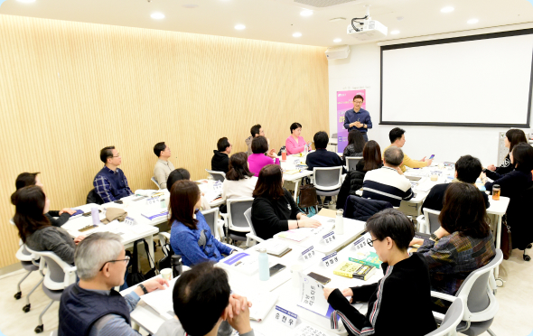 강남구 신중년 디지털 일자리센터에서  재취업 교육 프로그램 ‘강남 리스타트’를 진행하고 있다.