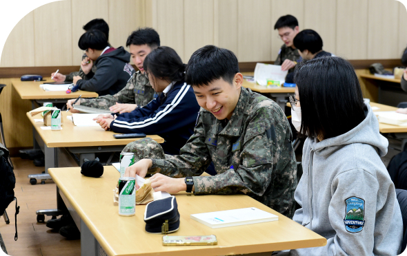 공군 제15특수임무비행단 장병과 청소년들이 열띤 수업에 임하고 있다.