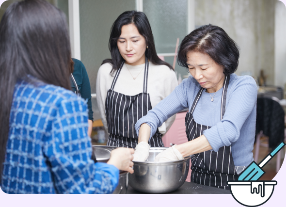 백설기는 반죽은 습식 쌀가루에 따뜻한 물을 붓고 주먹을 쥐어 잘 뭉칠 때까지 이기고 개 준다.