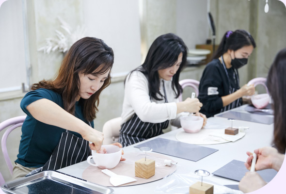 백설기가 익는 동안 백앙금에 백년초 가루를 넣고 잘 섞어 짙은 분홍색이 나오면 짤주머니에 담아 꽃잎을 만들 준비를 한다.