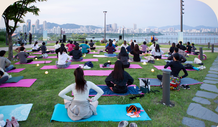 해가 저물자 40여 명의 참가자들이 매트 위에 자리를 잡고 스트레칭을 시작하며 강사의 진행에 맞춰 동작을 익힌다.