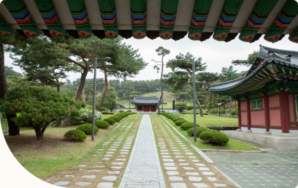 외삼문에 들어서면 잘 정돈된 정원과 더불어 사당으로 들어가는 내삼문이 방문객을 맞이한다.
