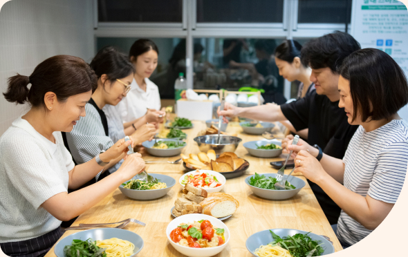 완성한 깻잎오일파스타와 감바스를 함께 시식하는 참가자들