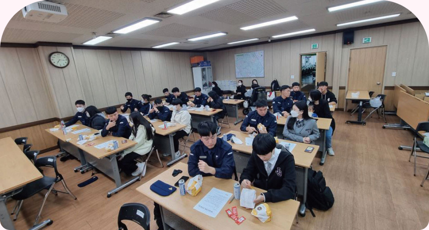 제15특수임무비행단 공군 장병들이 중·고등학생들에게 1:1학습 멘토링을 제공하는 세곡 청소년 공부방.