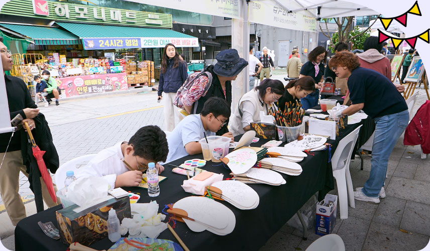 축제를 즐기는 시민들