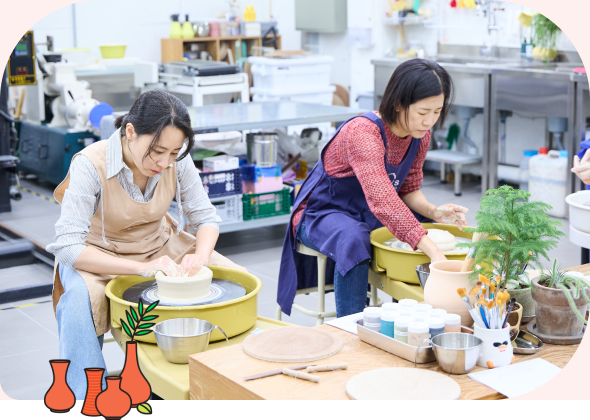 각자 만들고 싶은 도자기 모양을 미리 그려본 후 본격적으로 물레를 돌리며 형태를 만들어나가기 시작했다