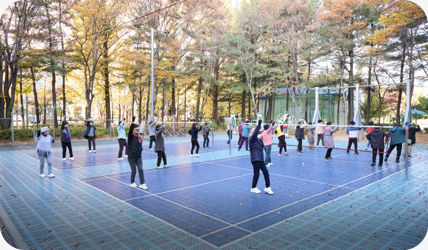 대회를 앞두고 대진공원에서 연습 중인 강남 시니어라인댄스팀