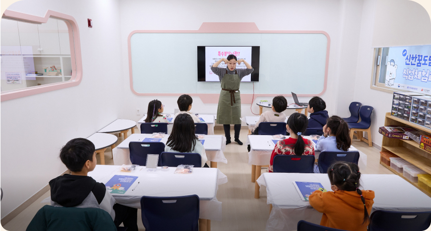 직업의 세계를 배우고 체험해 보는 직업체험 프로그램. 사진은 '특수분장 배워보기' 현장, 수서점