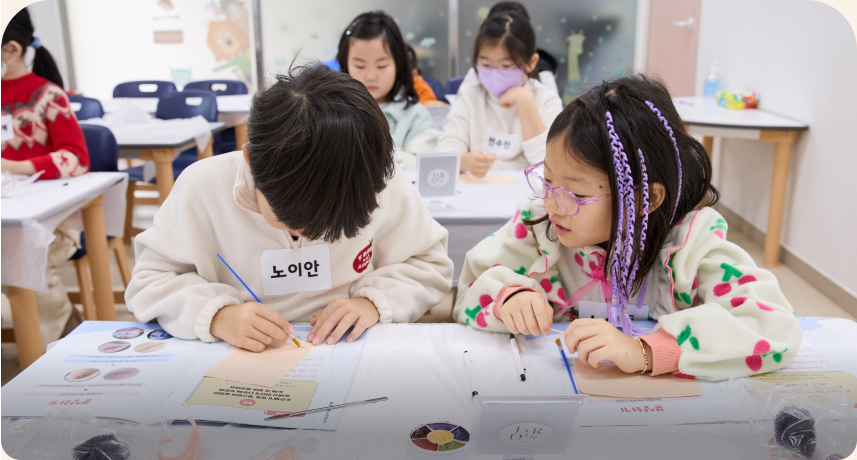 직업의 세계를 배우고 체험해 보는 직업체험 프로그램. 사진은 '특수분장 배워보기' 현장, 수서점