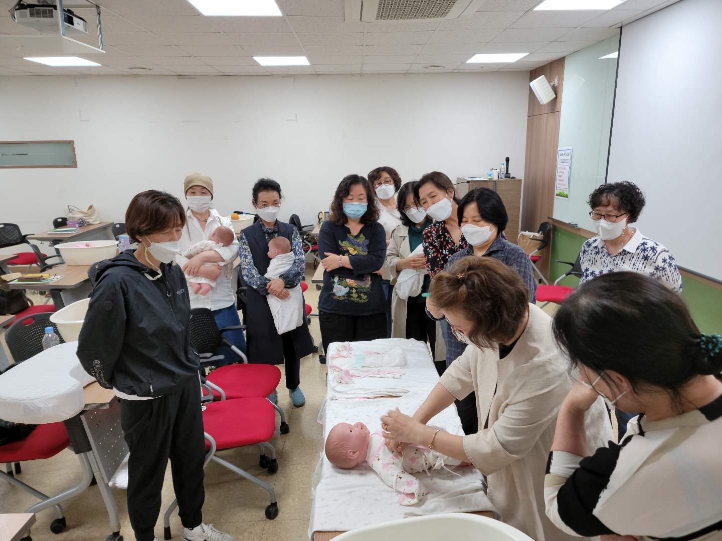 오랜 시간 가정주부로 살던 제가 요즘 매달 새로운 아기들을 만나고 있습니다. 강남구 여성능력개발센터 덕분입니다.