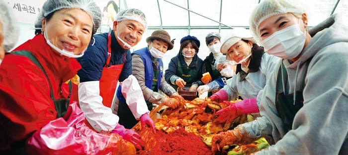 11월18일 조성명 강남구청장(왼쪽 둘째)이 세곡동 주민들과 함께 제1힐링텃밭에서 지역의 어려운 이웃들에게 보낼 김장김치 450상자를 만들고 있다. 이날 사용한 배추 1100포기는 세곡동에 새로 조성한 제2힐링텃밭의 시범경작 농작물이다. 강남구 제공