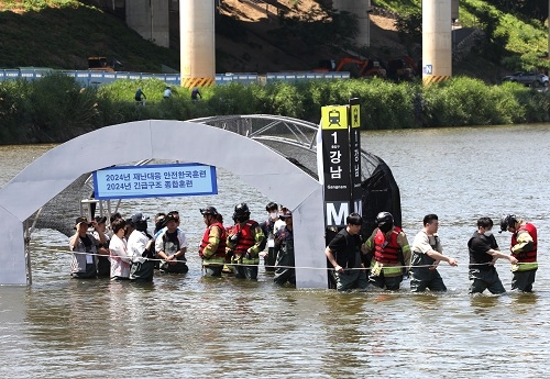 강남역 일대를 구현한 탄천수상세트장에서 진행한 2024 안전한국훈련에서 수해현장 대피 매뉴얼을 점검하는 모습