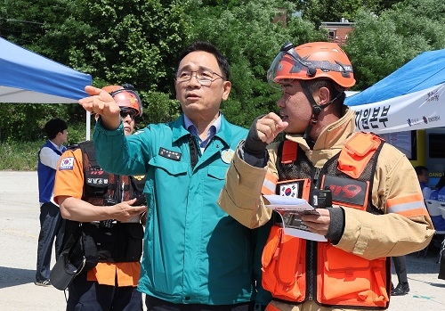 강남역 일대를 구현한 탄천수상세트장에서 진행한 2024 안전한국훈련에 참가한 조성명 강남구청장