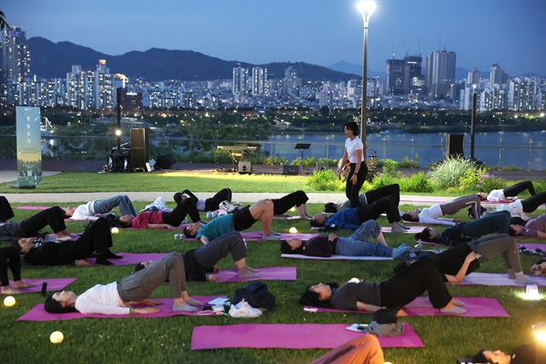 지난 5월에 삼성해맞이공원의 실시한 강남유닉투어의 별빛요가 모습