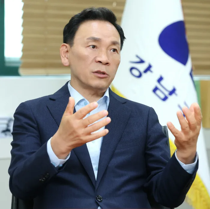 조성명 강남구청장은 “저출생·고령화가 부른 인적구조 변화에 대응할 필요가 있다”며 “세계적 도시의 명성을 갖춘 강남은 그에 맞는 행정과 시스템을 갖춰야 한다는 책임도 있다”고 밝혔다. 지난달 20일 강남구청 집무실에서 만난 그는 “이미 대기업들이 개발한 민간 산업용 로봇이 아닌 서비스 로봇에 집중할 방침”이라며 “식당·호텔, 행정 등에서 필요성이 커진 영역”이라고 전했다.