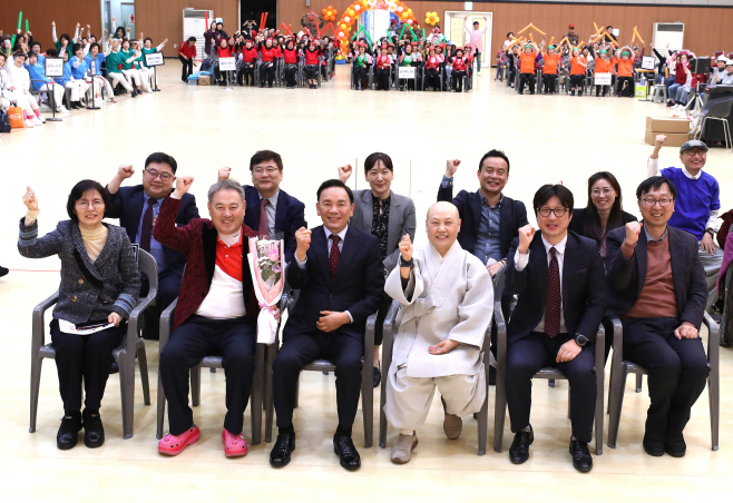 조성명 강남구청장(앞줄 오른쪽 네번째부터)과 김원길 바이네르 대표가 지난 12일 일원에코파크에서 열린 '어르신 건강 춤 경연대회'에 앞서 기념촬영을 하고 있다. /강남구