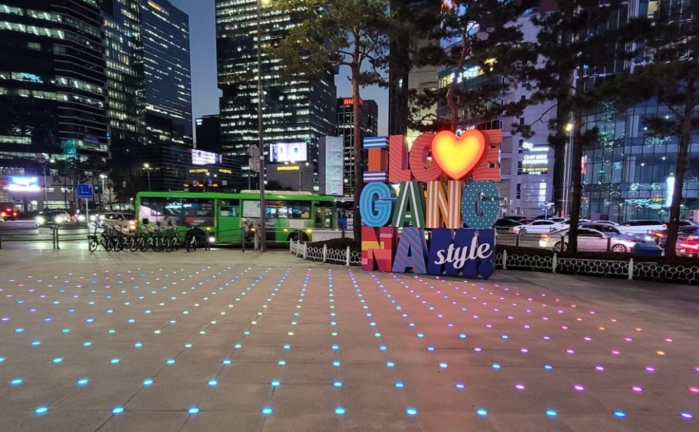 걷기 좋은 거리 조성사업으로 재단장을 마친 강남스퀘어 광장.(사진=강남구청 제공)