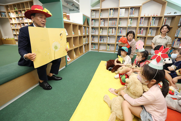 논현문화마루에서 어린이들에게 동화를 읽어주는 조성명 구청장(왼쪽). [강남구 제공]