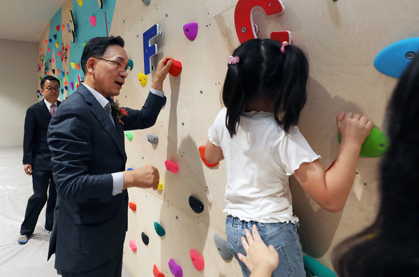 강남어린이회관 스포츠놀이실에서 어린이와 인사하는 조성명 구청장(왼쪽). [강남구 제공]