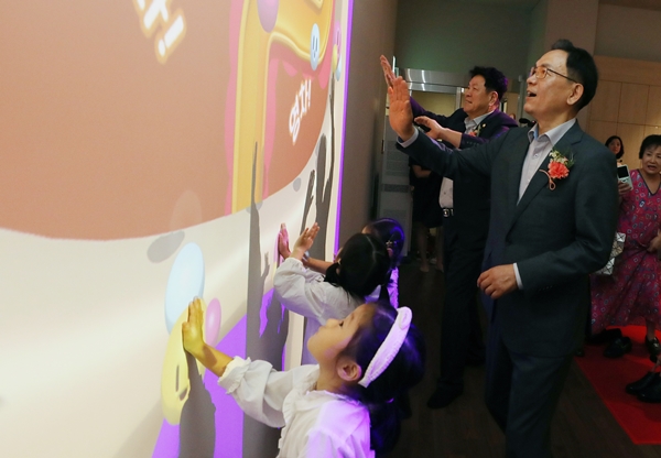 강남어린이회관에서 어린이와 함께 게임을 즐기는 조성명 구청장(오른쪽)