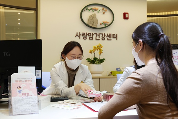 강남구보건소 1층에서 운영하는 사랑맘건강센터에서 임신지원사업에 대해 상담하는 구민