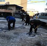 폭설로 꽁꽁얼어 붙은 도로를 제설작업하는 직원들
